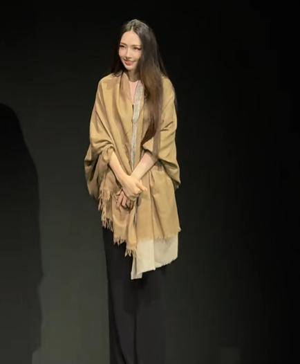 郭碧婷终于接受事实整整两个月都没有出来，这次一出来直接就是气场一米八，旁边没有