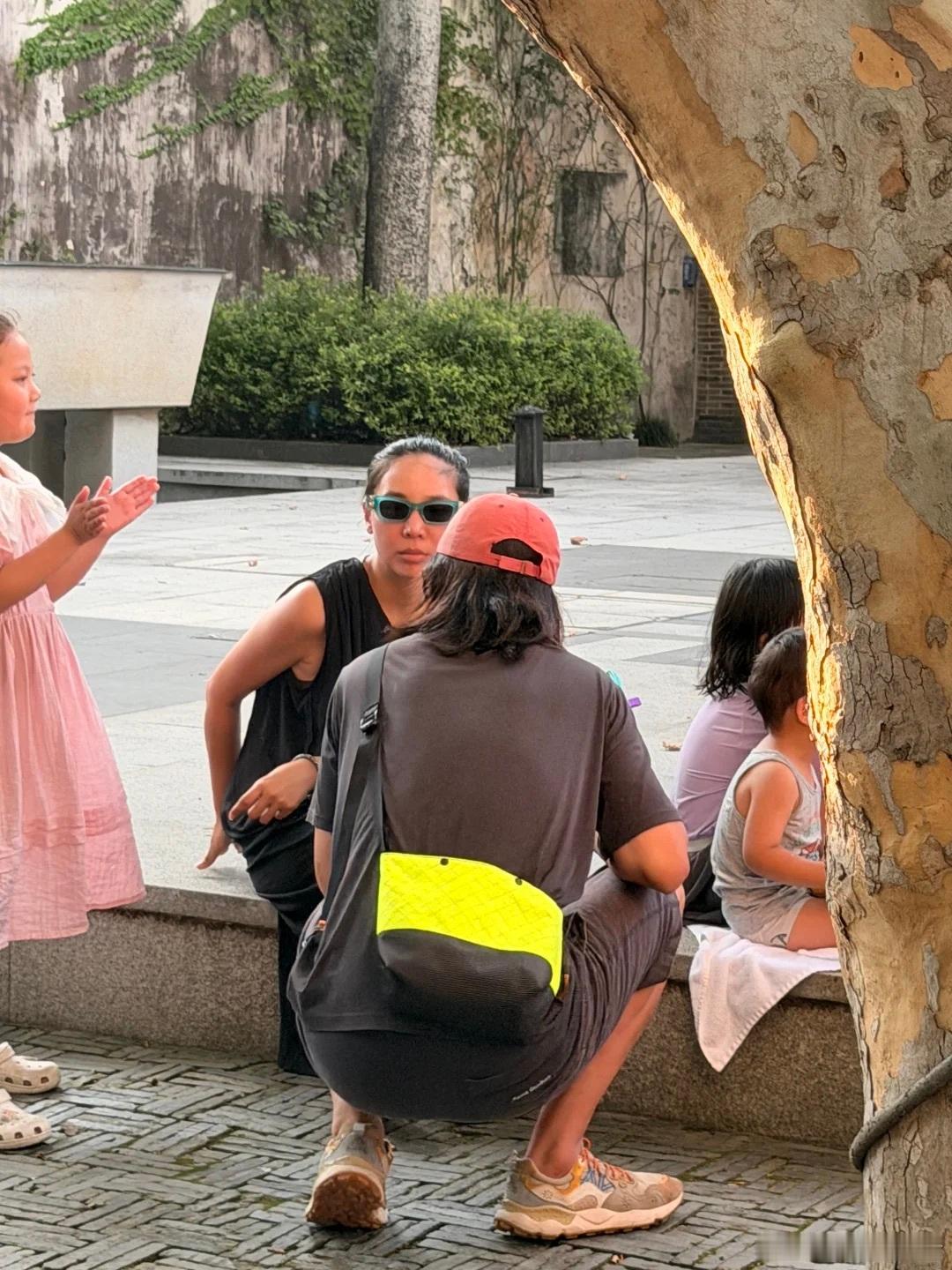 张婉婷疑似怀三胎了网友偶遇宋宁峰张婉婷一家四口一同出游，宋宁峰出轨风波后，一家