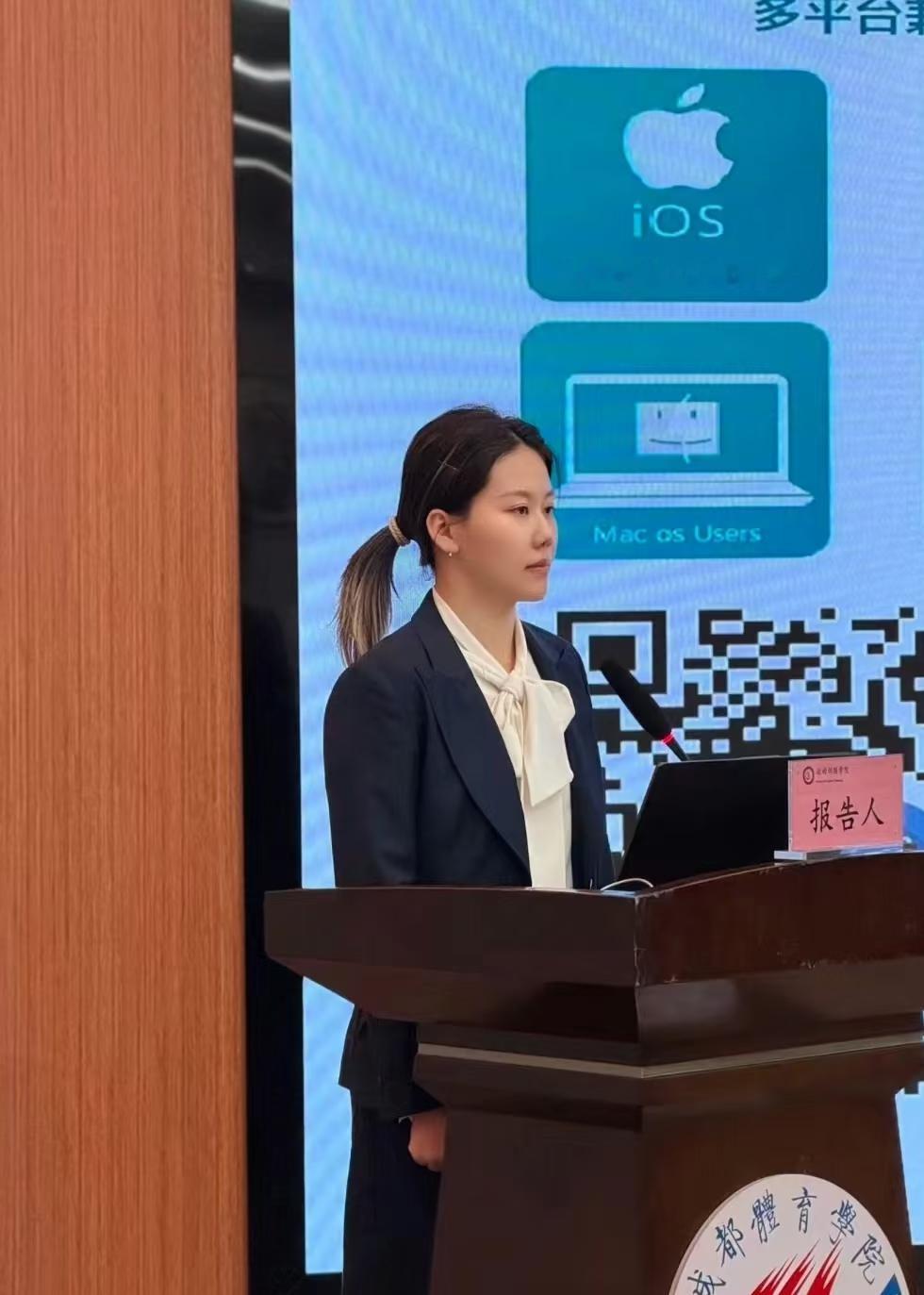 国乒队员陈幸同今日现身成都体育学院进行演讲活动。身穿一身正装，头发梳成马尾辫，在