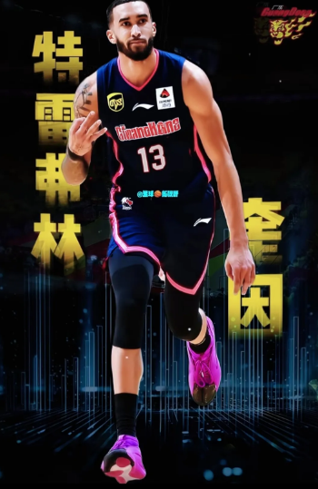 广东的热议小外援。魔术队的奎因在家里正跟老婆唉声叹气，原因是想提点薪水，结果换