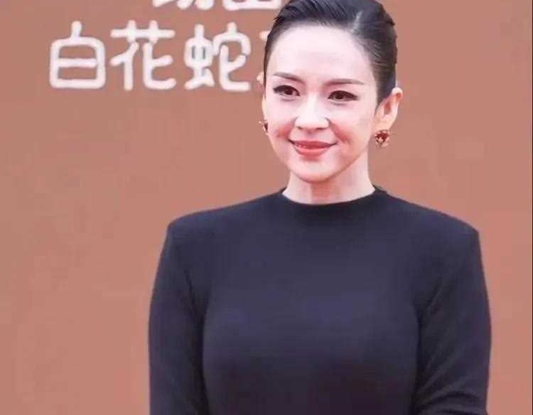 黄渤在胶南请客吃海鲜，王宝强做主宾，46岁章子怡扎双马尾好娇俏
