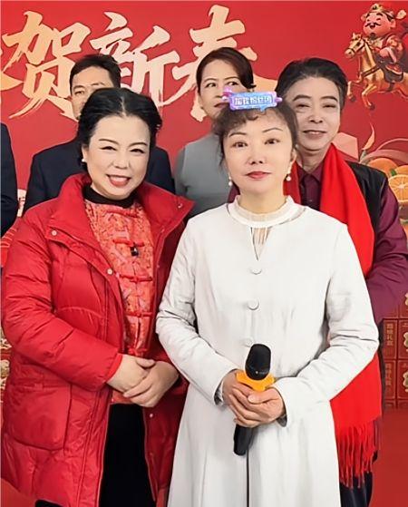 杜大娘今天是彻底的坐不住了，许敏把自己的同学朋友同事请到直播间，老姚把自己曾经的