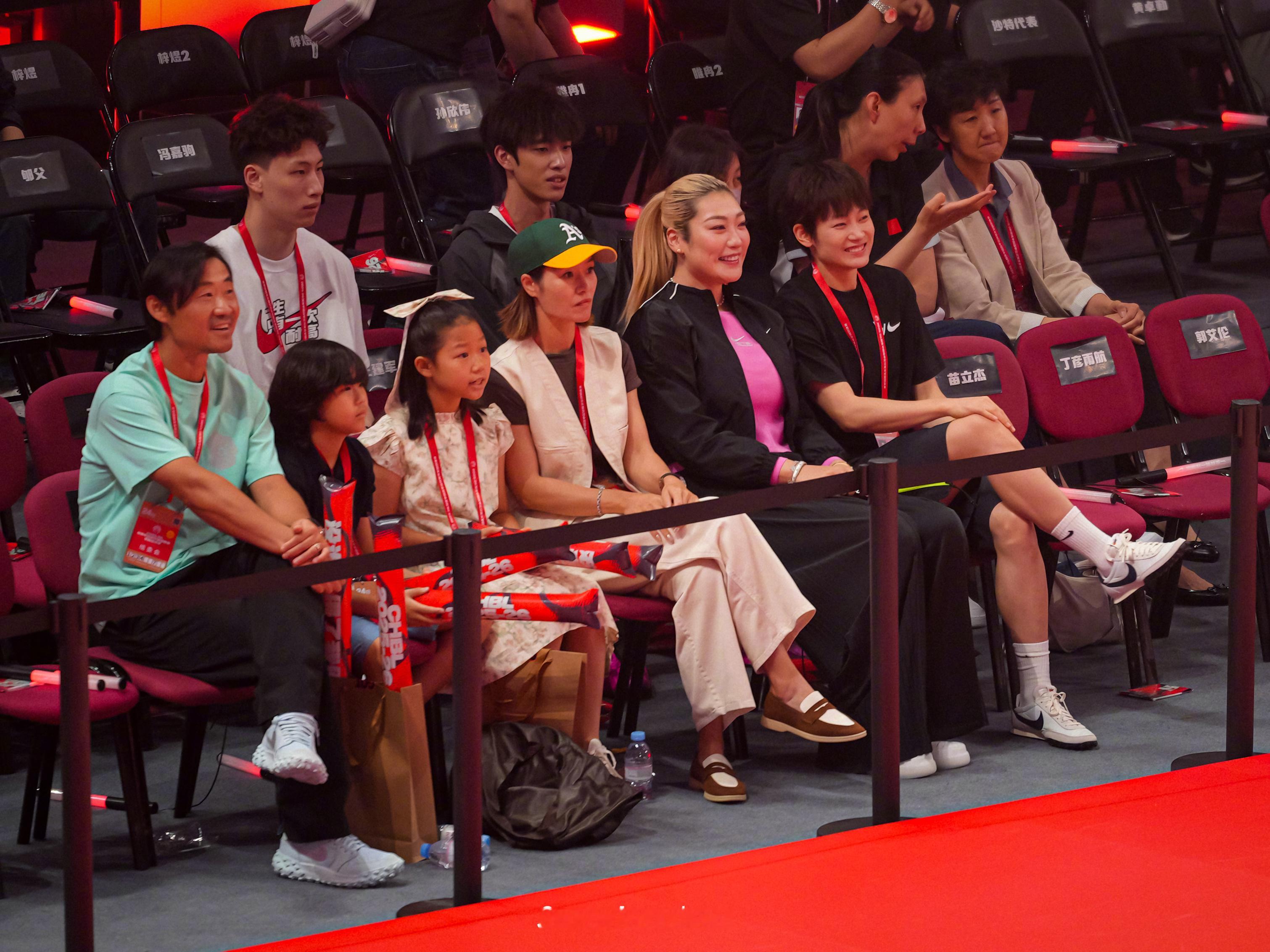 李娜一家、李梦、杨力维、陈楠在耐高现场观赛！看座位上的名字，一会儿还会有苗立杰、