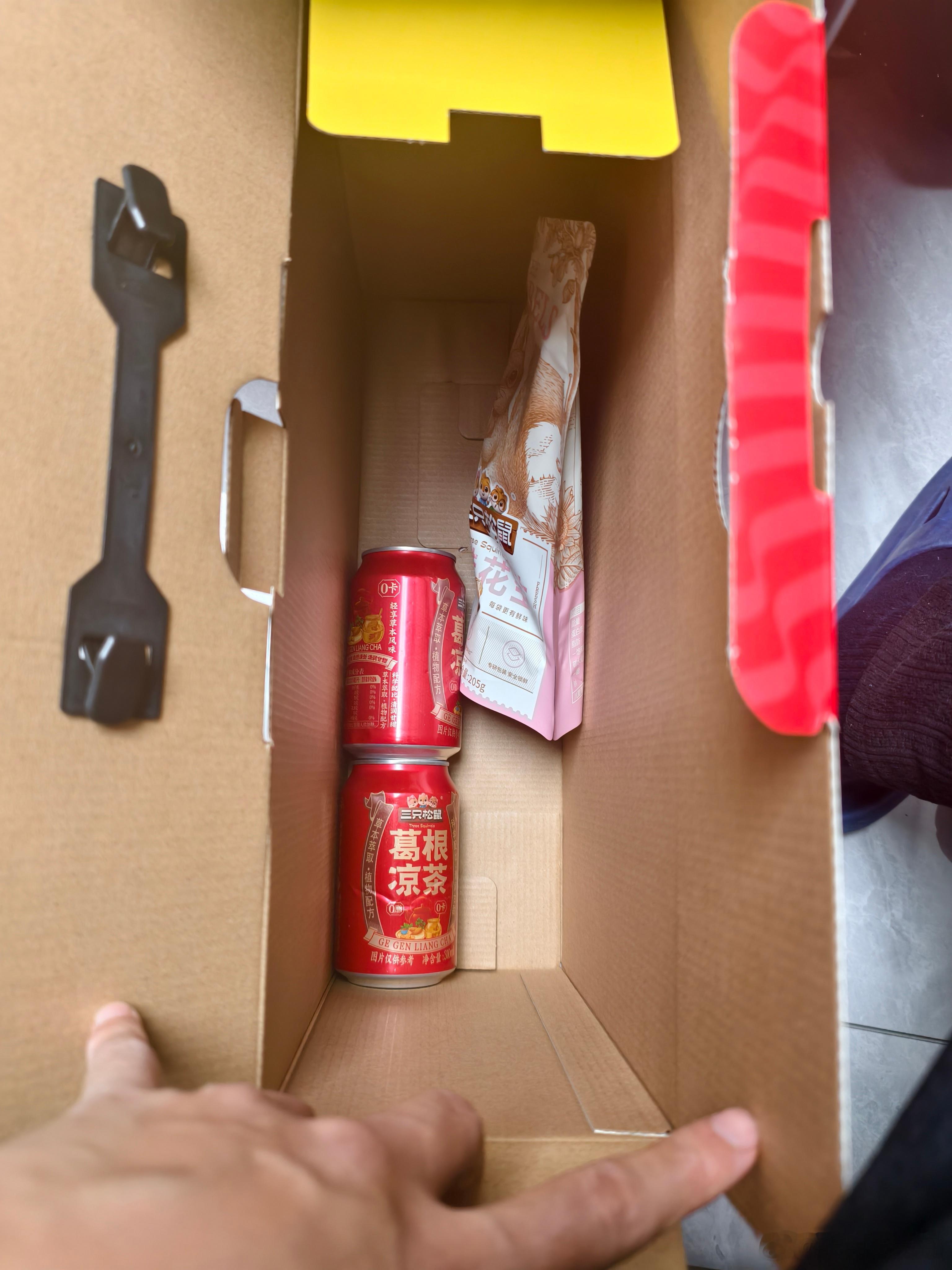 这三只松鼠礼盒看着挺大，里头其实没多少东西