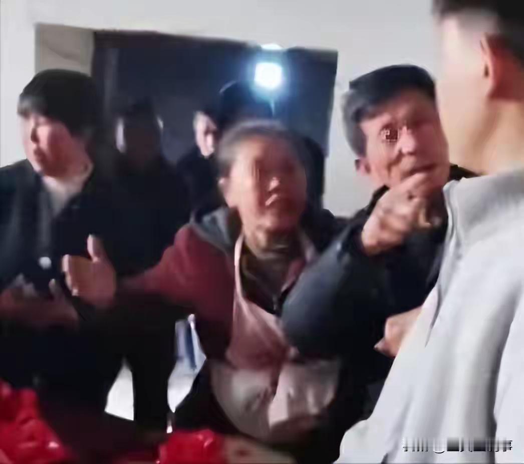 “离谱到家”！贵阳，一女子订婚当天，男方送来12.8万彩礼，竟被她爷爷奶奶当场抢