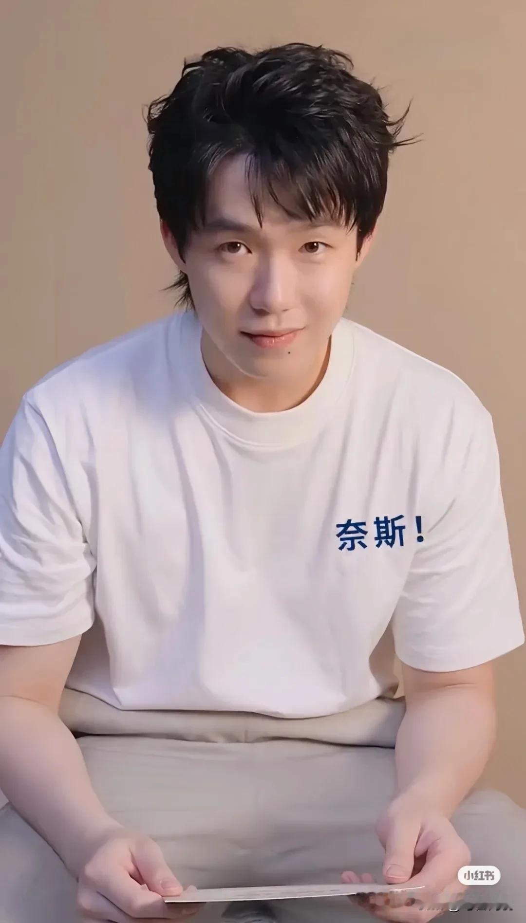 比赛的时候就发现头哥留了狼尾，果然[赞]这个狼尾小钦新发型很韩，好看哎[比心]