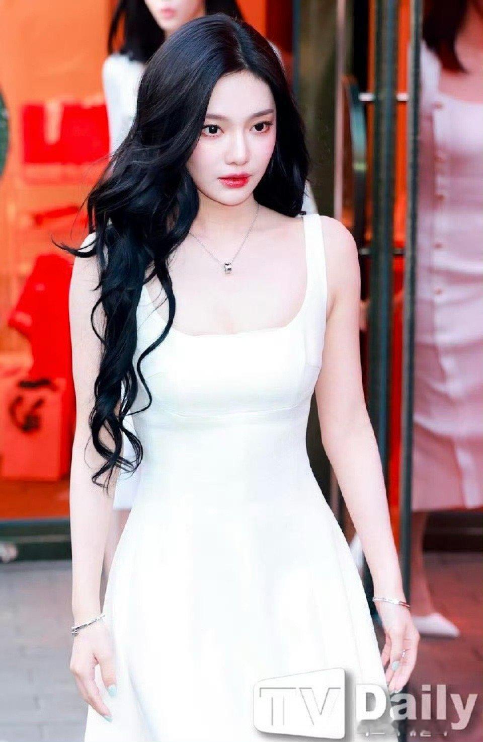 宁艺卓白裙新闻图简直女神来的，太权威了