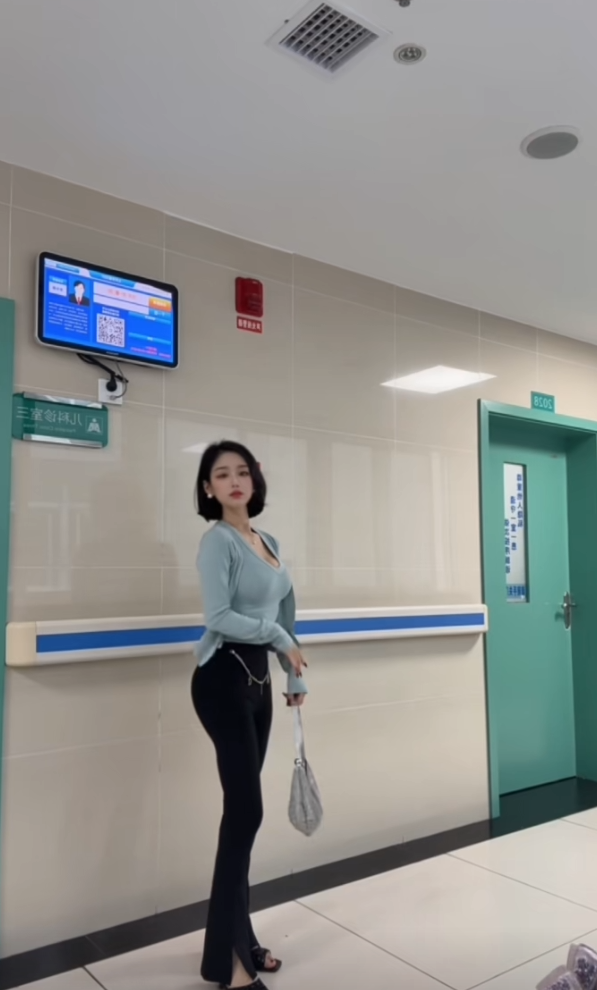 陪嫂子带亲戚家小孩来医院检查[裂开][裂开][裂开]