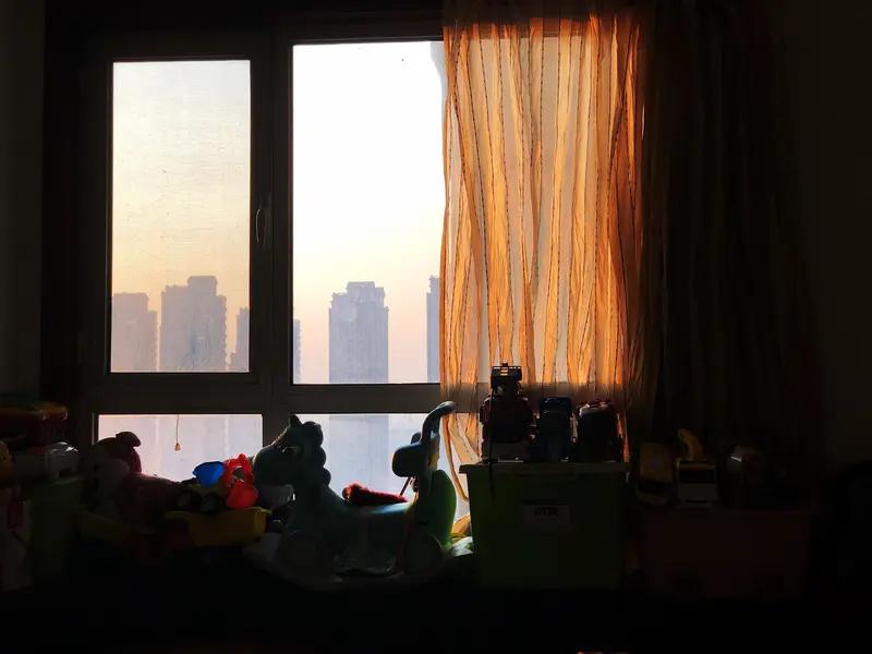 刷到一则全职宝妈崩溃报警的新闻，心里不是滋味。宝妈带着哭腔说“再管下去，我就要死