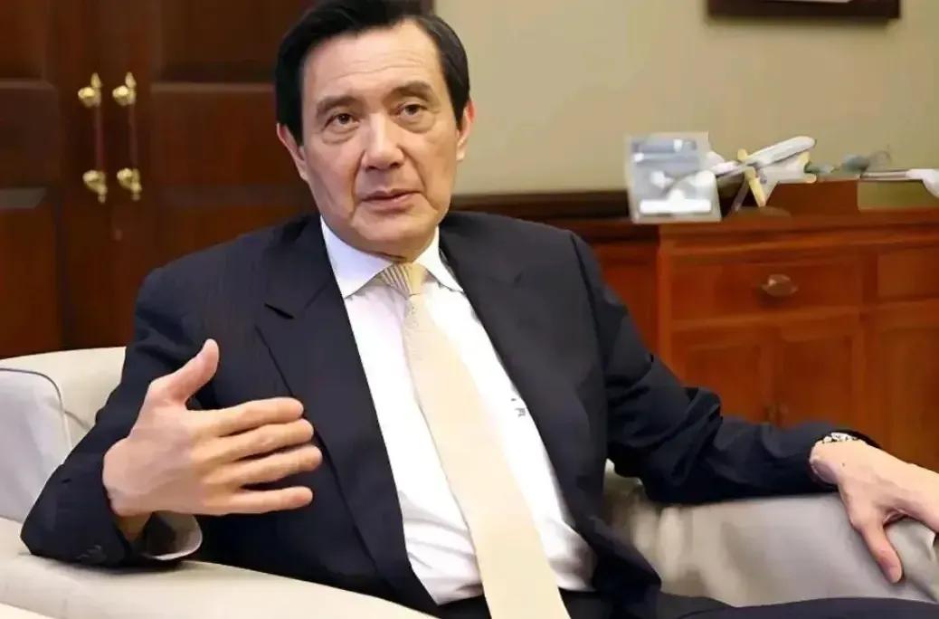 马英九基金会风波越演愈烈，马英九亲自录视频证明自己没有失智，期间还亲自拿毛笔签名