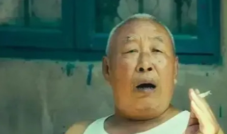 2014年，《夏洛特烦恼》在大连取景，戏里缺少一个群演，沈腾见一个退休大爷在旁边