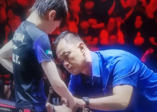 这可真是丢人丢到国际上了！3月1日，WTT新加坡大满贯女单决赛，国乒队员孙颖莎和