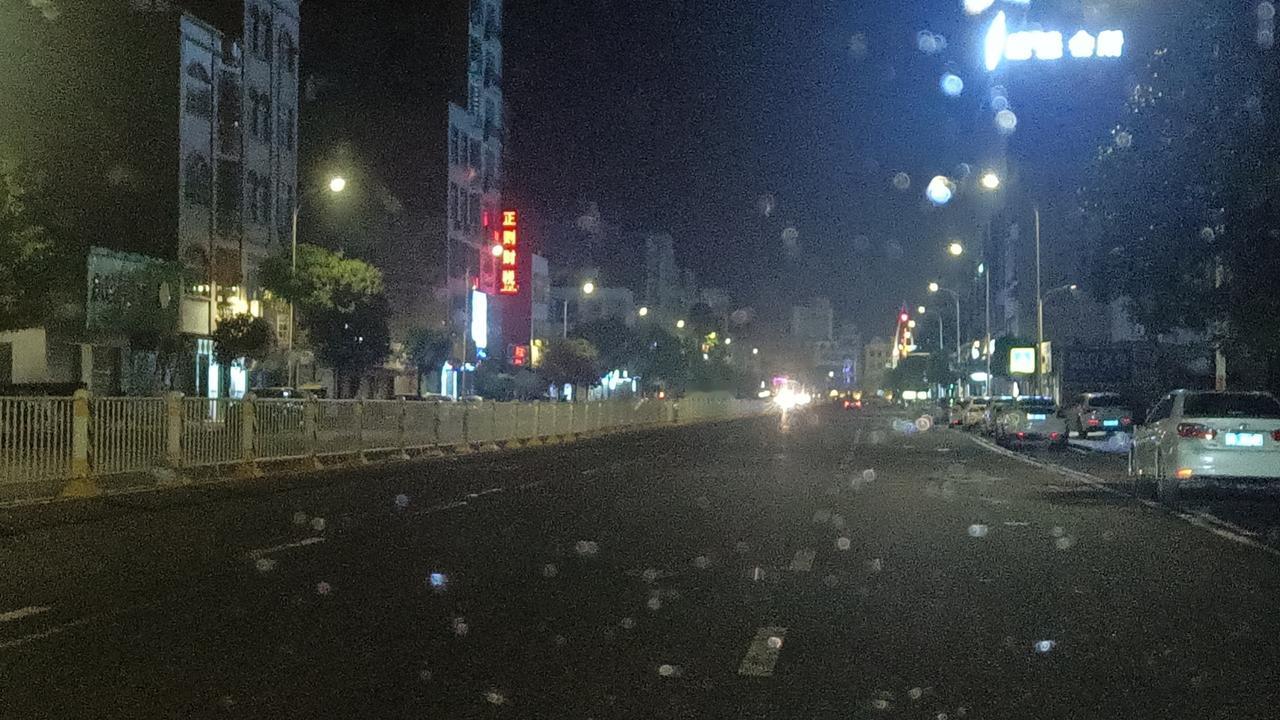 希望落大一点雨，几个月没落过雨了，农民伯伯没办法耕种，什么都旱死了。干旱缺水下
