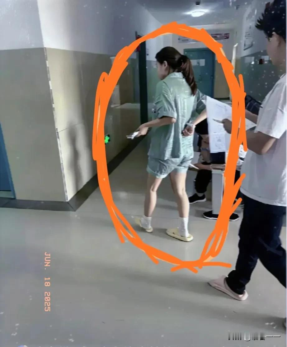 现在坐月子都这么随便了吗[无奈吐舌]？今天去医院看望一个生病的长辈，撞见一个生完孩子