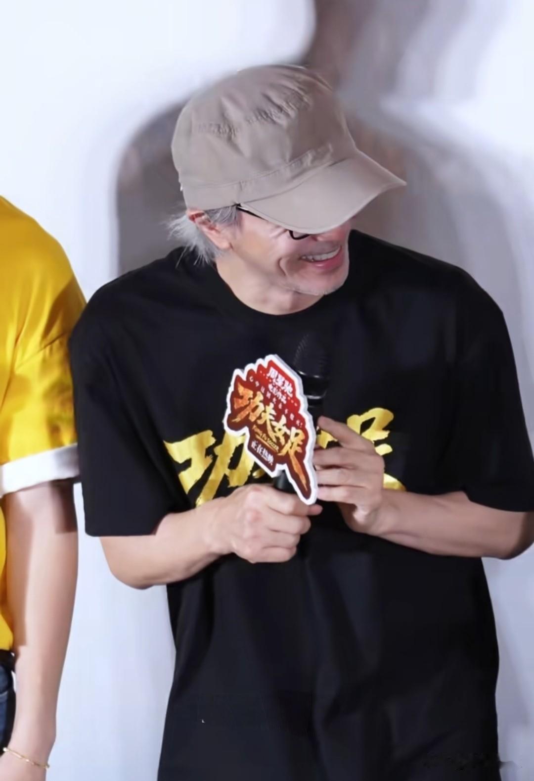周星驰这一笑，可把网友心酸坏了，他们说没想到，“红能养人”这个魔咒，竟然