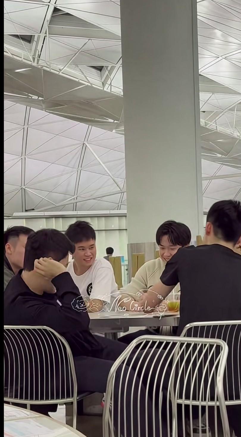 甜甜开心的都挠头皮了看来他们是真的很开心，看到大头他们打牌，想起了曾经在机场和