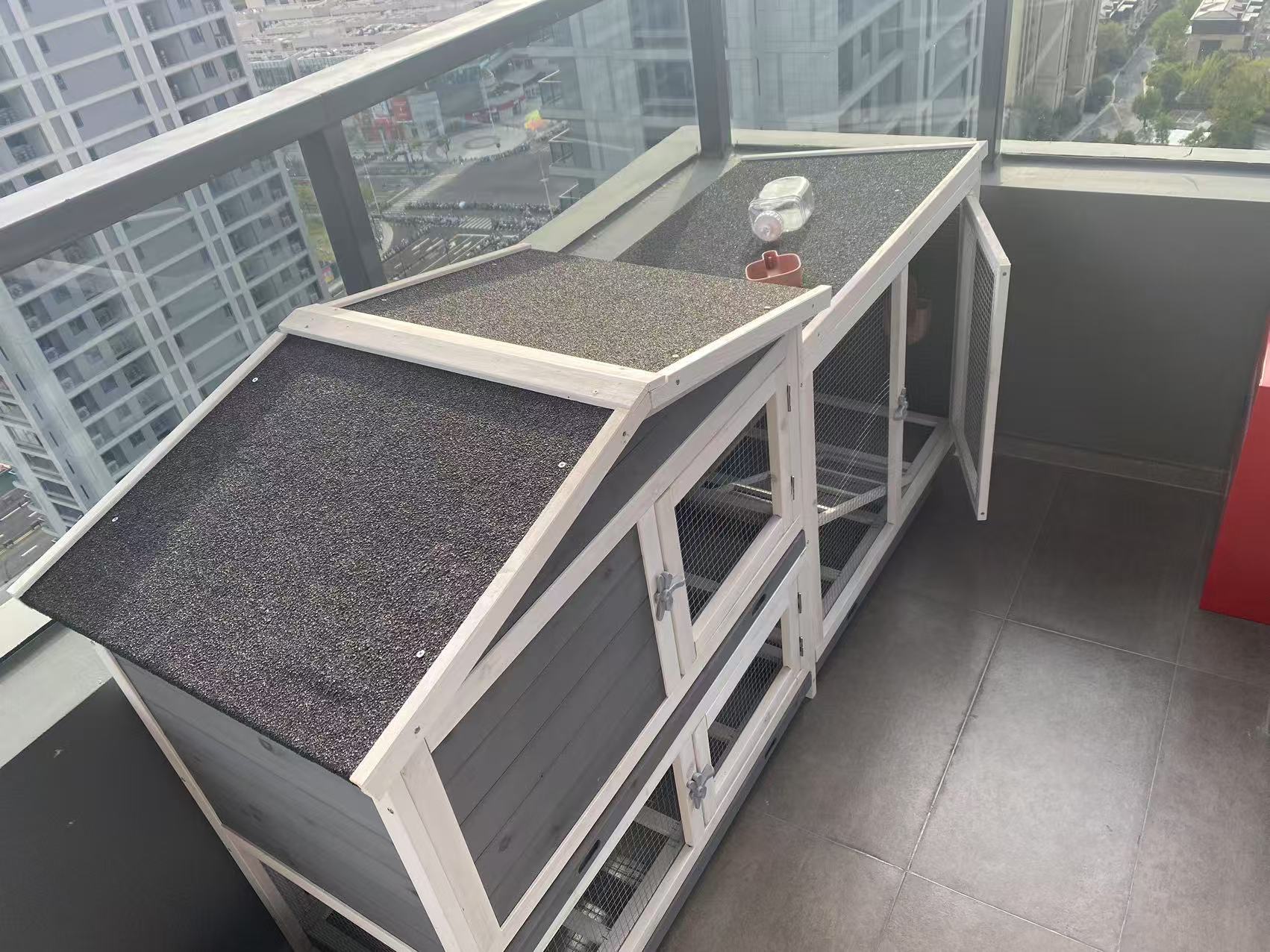天热了想着把养在阳台的兔子抱进卧室一起吹空调结果被🐰爪一通乱挠，这还是带着很厚