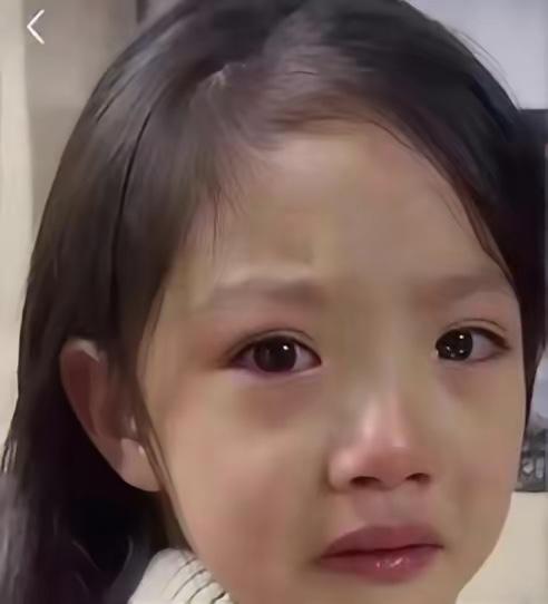 有个小姑娘语文考了99分，妈妈问那一分咋丢的。姑娘委屈地说，“水饺”的“饺”组词