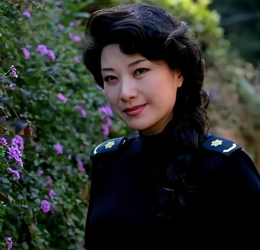 她是山东的60后女演员，长相不输李玲玉，演技比傅艺伟好。这一大波浪卷的发型特别适