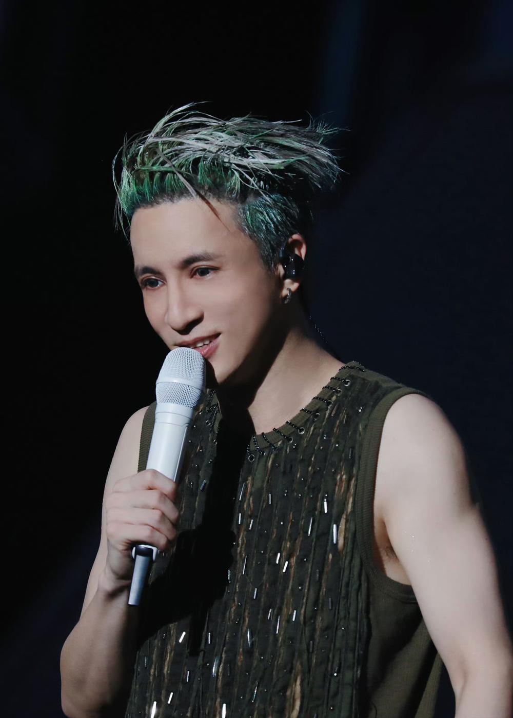 【著名歌手薛之谦再陷舆论漩涡，连上8个热搜，对此你怎么看？】近日，著名歌手薛之