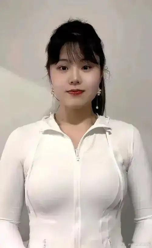 李月汝也是奇怪明明平时不声不响的，在场上却像换了个人。那场WNBA比赛里，她一人