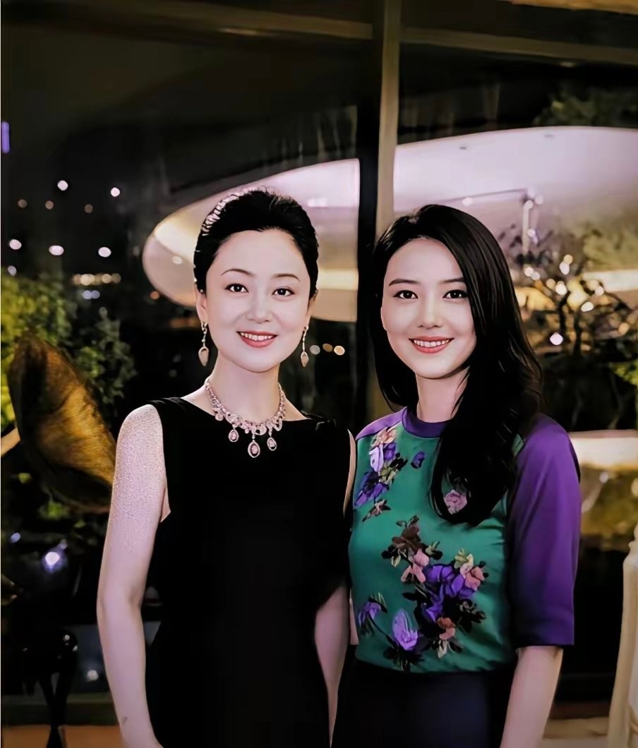 陈红比赵明明漂亮众所周知，但是陈红居然比何晴漂亮这么多，中国大陆第一美女的称号果