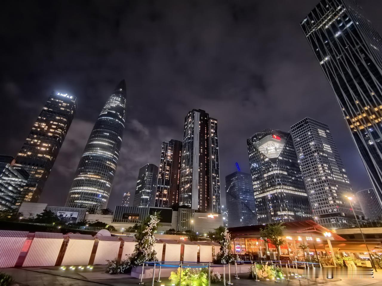 给你看不一样的城市：早九、早十，晚九、晚十的打工人天堂！宇宙科技中心城，未来之城