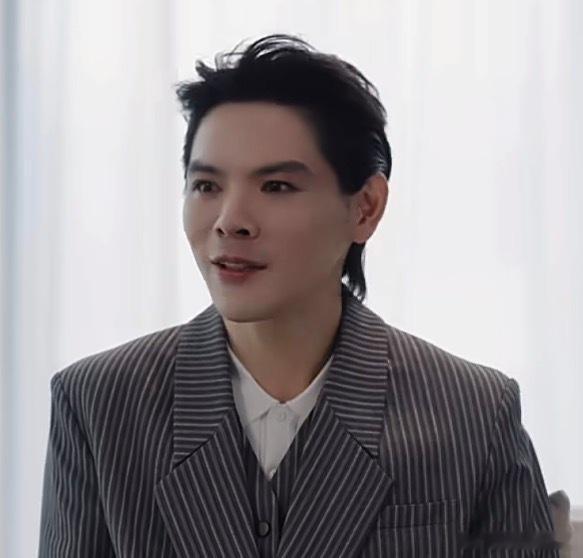向佐承认向太曾破坏他的恋情向佐35岁前不想结婚只想要孩子近日，向佐接受易立竞采访