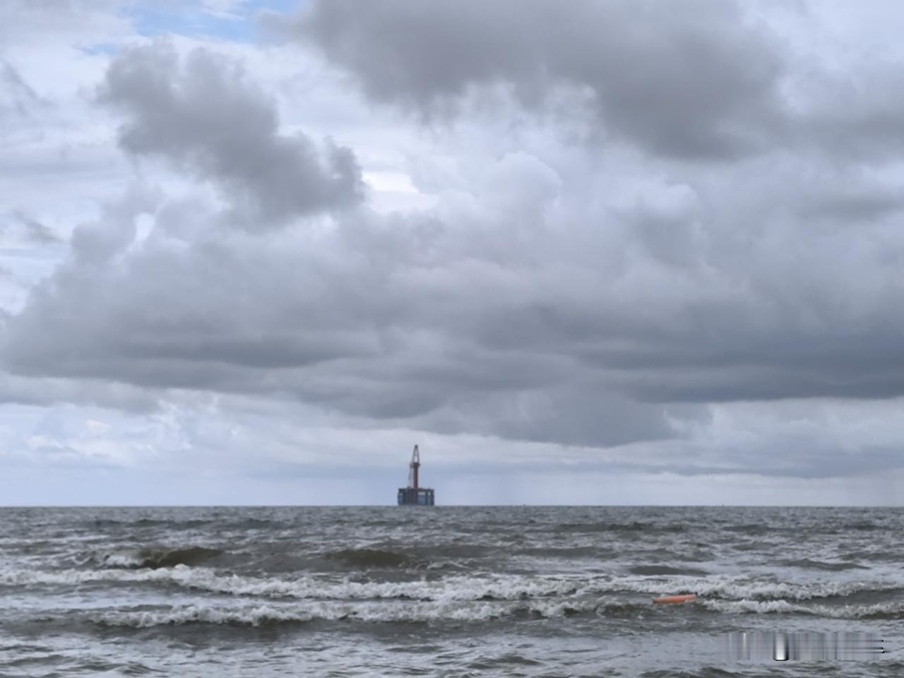 广西北海和海南三亚都去旅居过，实话实说，两者对比的话，我更喜欢北海这里。北海和