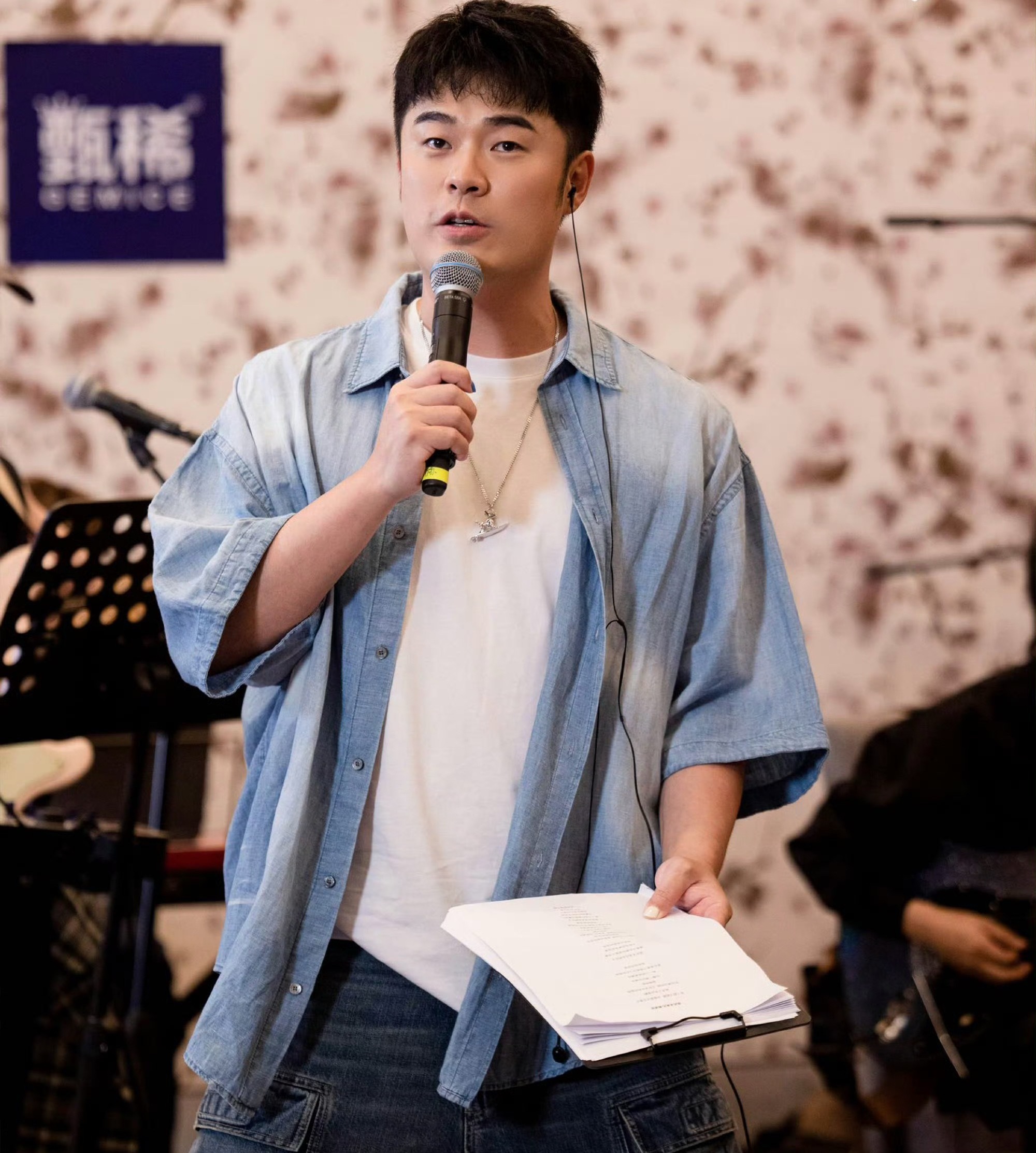 陈赫五哈团旅游吉祥物陈赫让鹿晗把他挂包上带走陈赫简直是五哈团行走的旅游吉祥物！人