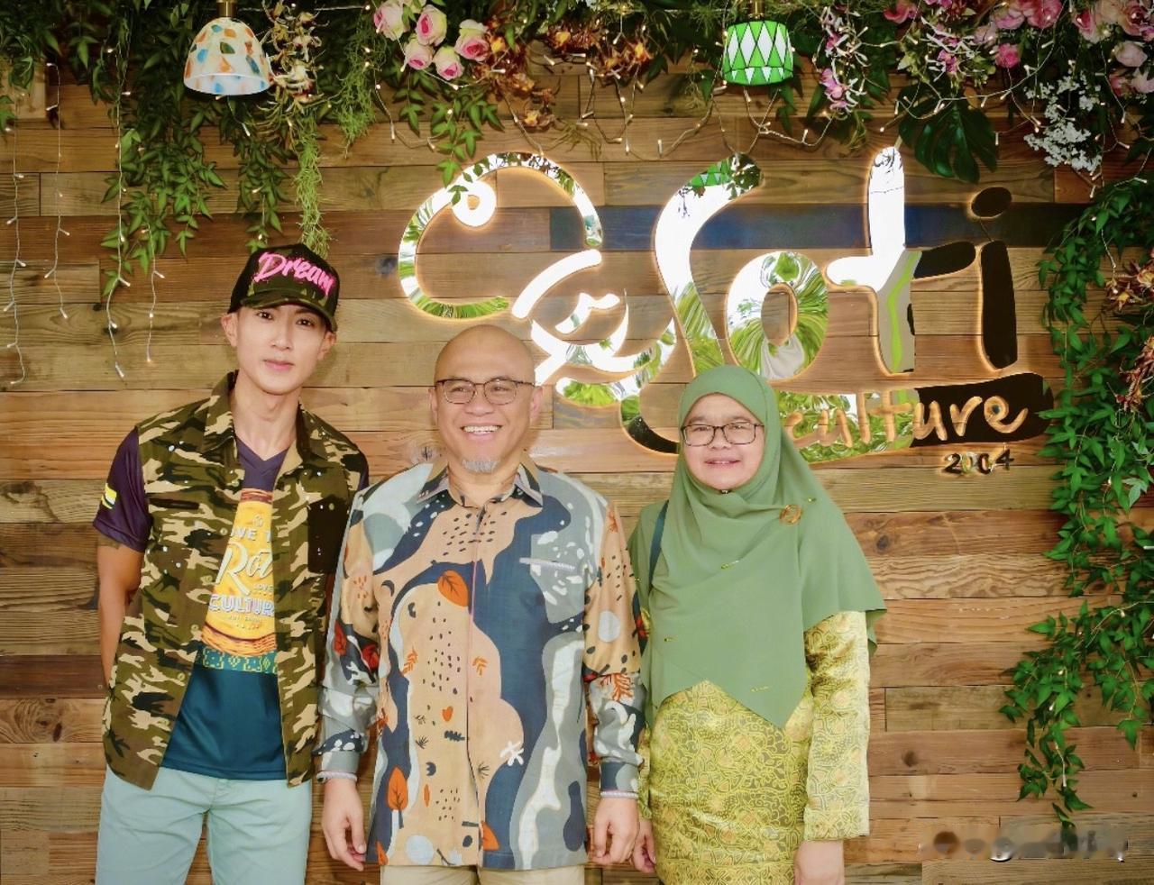 吴尊的餐厅开业，这是他在文莱开得第二家店。据透露，本店的装修风格全部由吴尊亲力亲