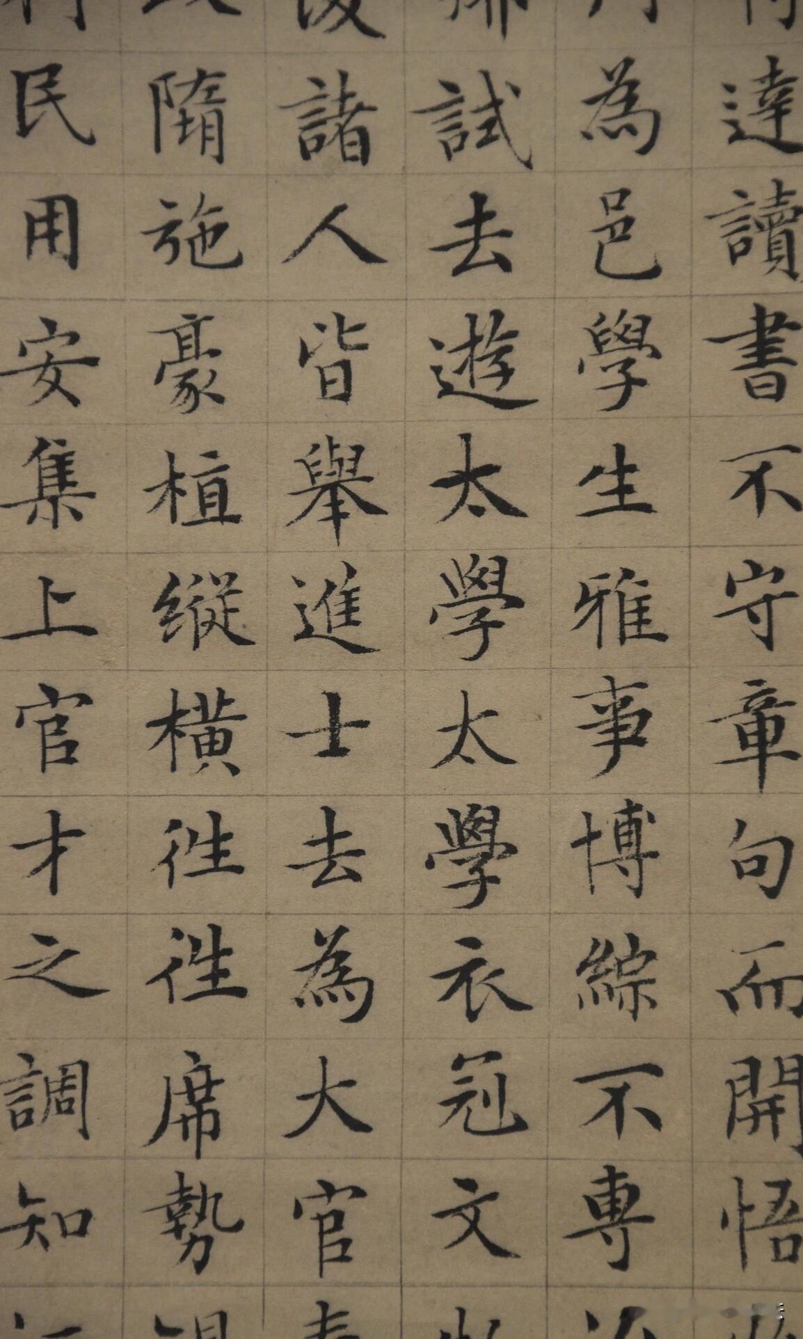 古卷小楷，静气扑面而来。方格之内，字字端庄灵动，笔锋起落干净利落。没有狂放的姿态