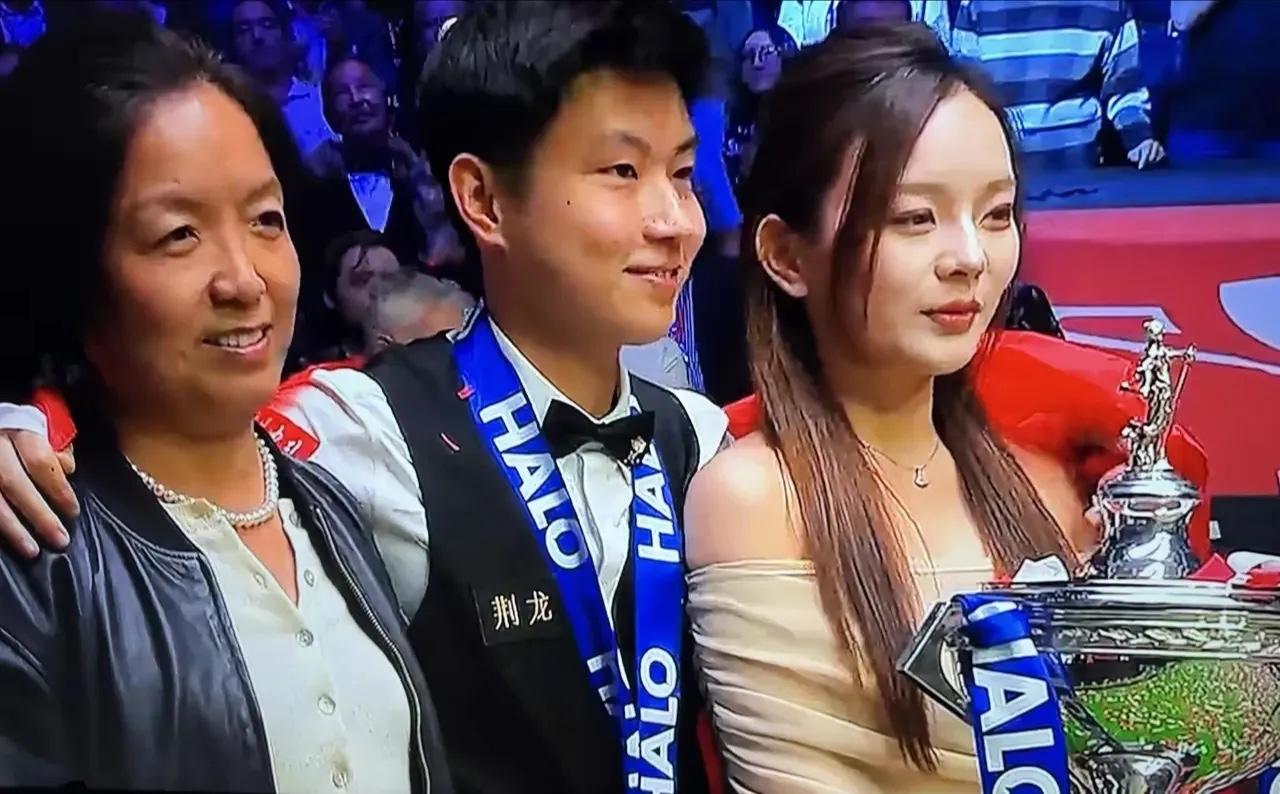 两任女友都漂亮，而且都很旺赵心童。2020年和第一任女友确定恋爱关系，第二年拿英