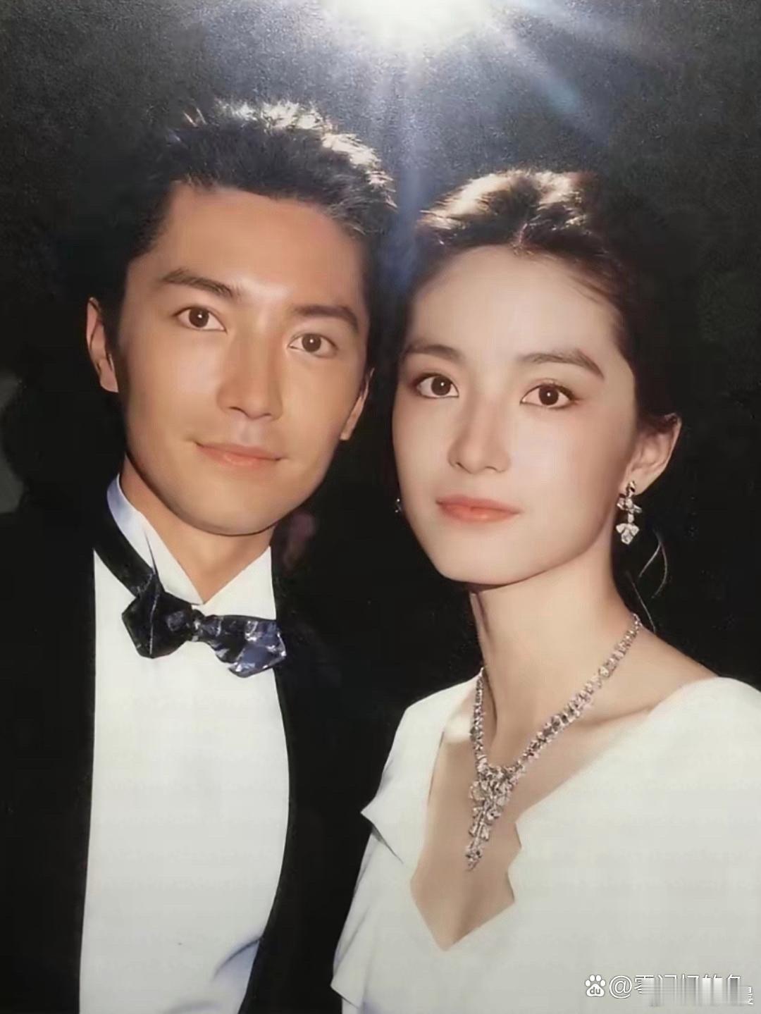翻到尊龙和林青霞年轻时的同框照，简直是视觉盛宴！两人颜值气质双双在线，也太养眼了