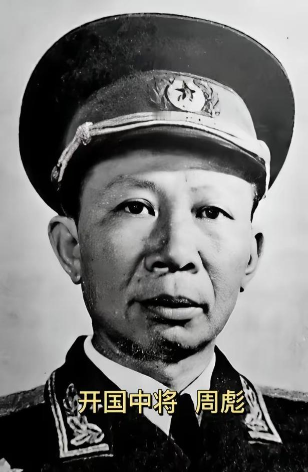 1942年，行军中的周彪，目光锁定了秘书手中偷偷撒出的高粱粒，那是在给敌人引路；