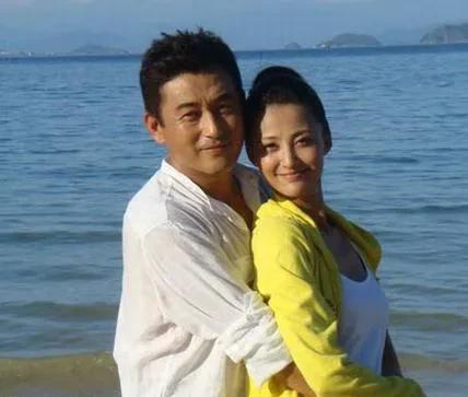2004年，23岁的张歆艺爱上39岁的王志飞，7年后闪婚嫁他人。这段感情始于