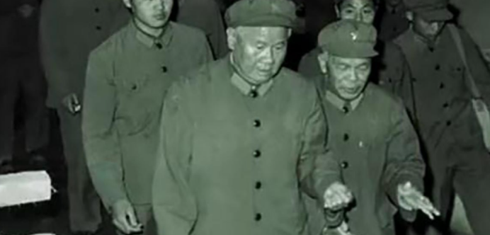上世纪80年代，原武汉军区司令到公园散步，见群众正在下棋。不少群众正在围观，司令