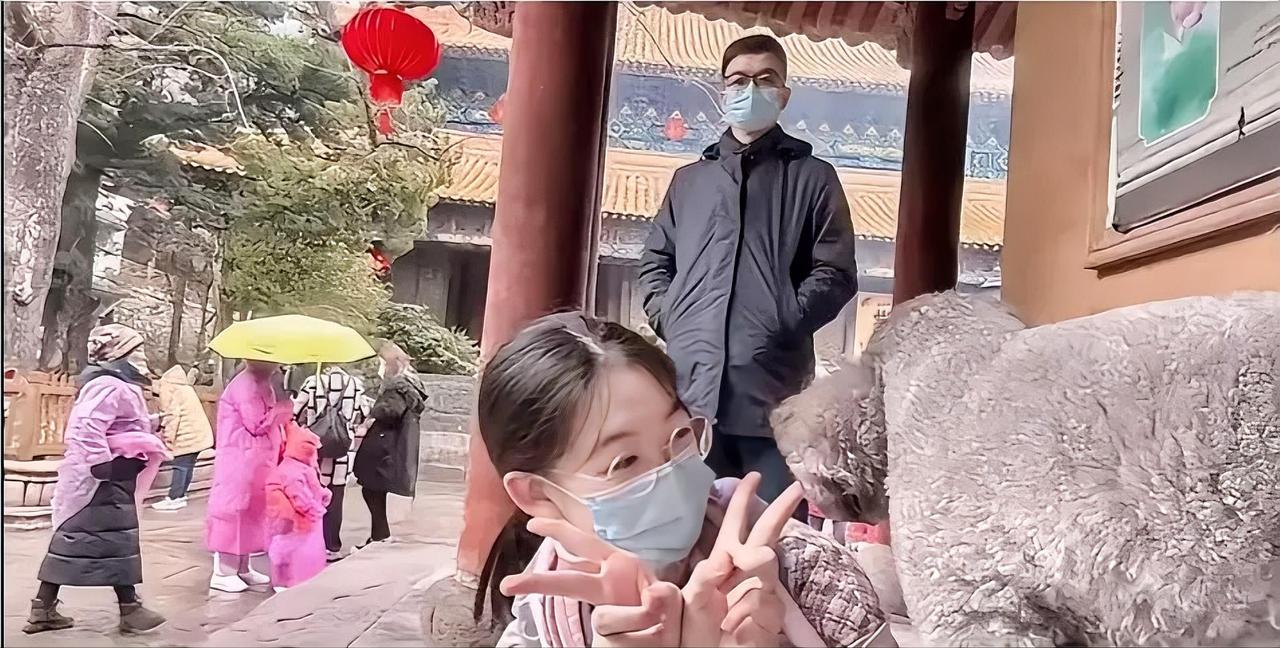 你们发现了吗，朱女士老公的眼神，很可怕。朱女士的一段视频，她拍女儿和小狗玩
