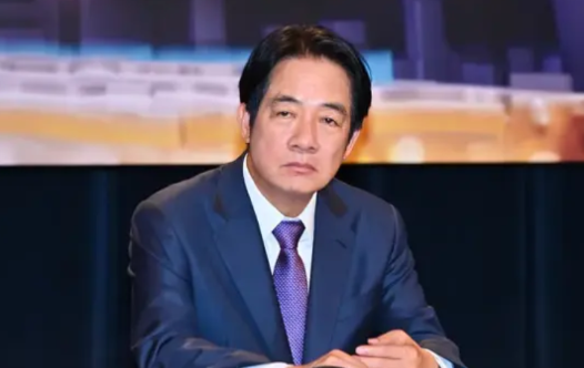 大陆网友驾皮划艇登台湾岛插五星红旗后返航，台当局防务漏洞遭质疑近日，岛内