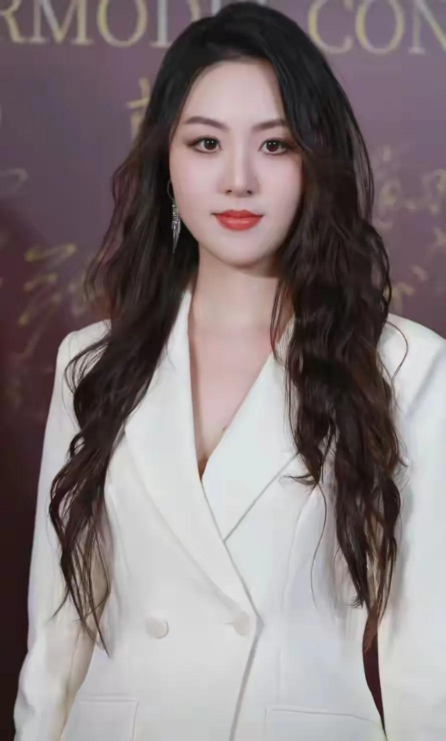 徐敏这模特太牛了！在超模大赛上，她那身黑西装裹蕾丝造型杀疯了。肩线是带肌理的蕾丝