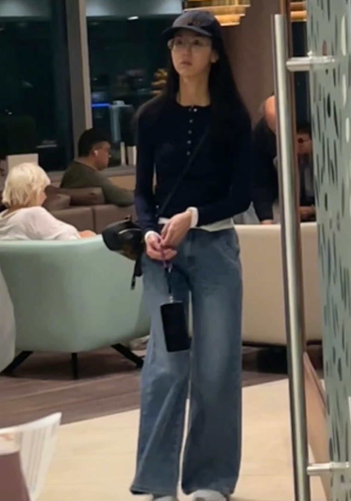 网友在布达佩斯机场偶遇到陈都灵，穿搭基础，人就不基础​​​