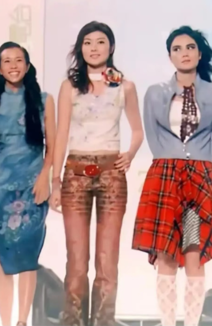 陈慧琳我认识，其他两个美女是谁啊？​​​