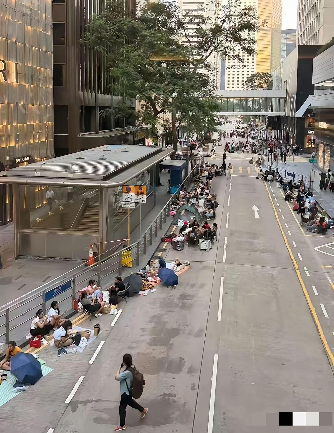 这确实是一个问题！大陆游客过去香港，蹲在路边休息一下，也要被港人歧视，说没有素