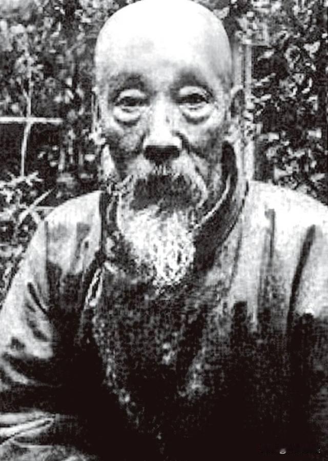 郭宝昌说养父乐镜宇比养母郭荣大四十二岁，又老又丑，坏事做绝。养母年轻貌美，她却深