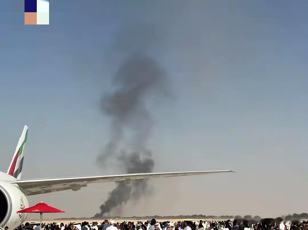 印度产的＂光辉‘’战机在迪拜丢大脸了，在表演过程中，飞机莫名其妙的向地面飞撞去，