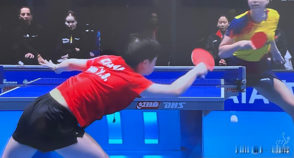 孙颖莎9比5落后，马琳趁捡球吼了句话，她就连追6分翻盘了。你以为顶尖高手过招，
