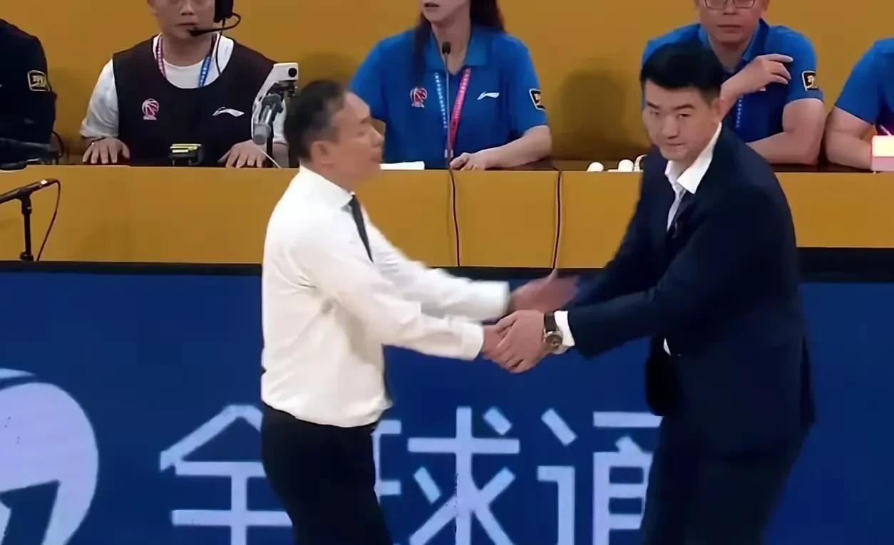许利民太懂了！离比赛结束还有3分钟，他就提前把球队核心杰曼和周琦换下。赛后居然