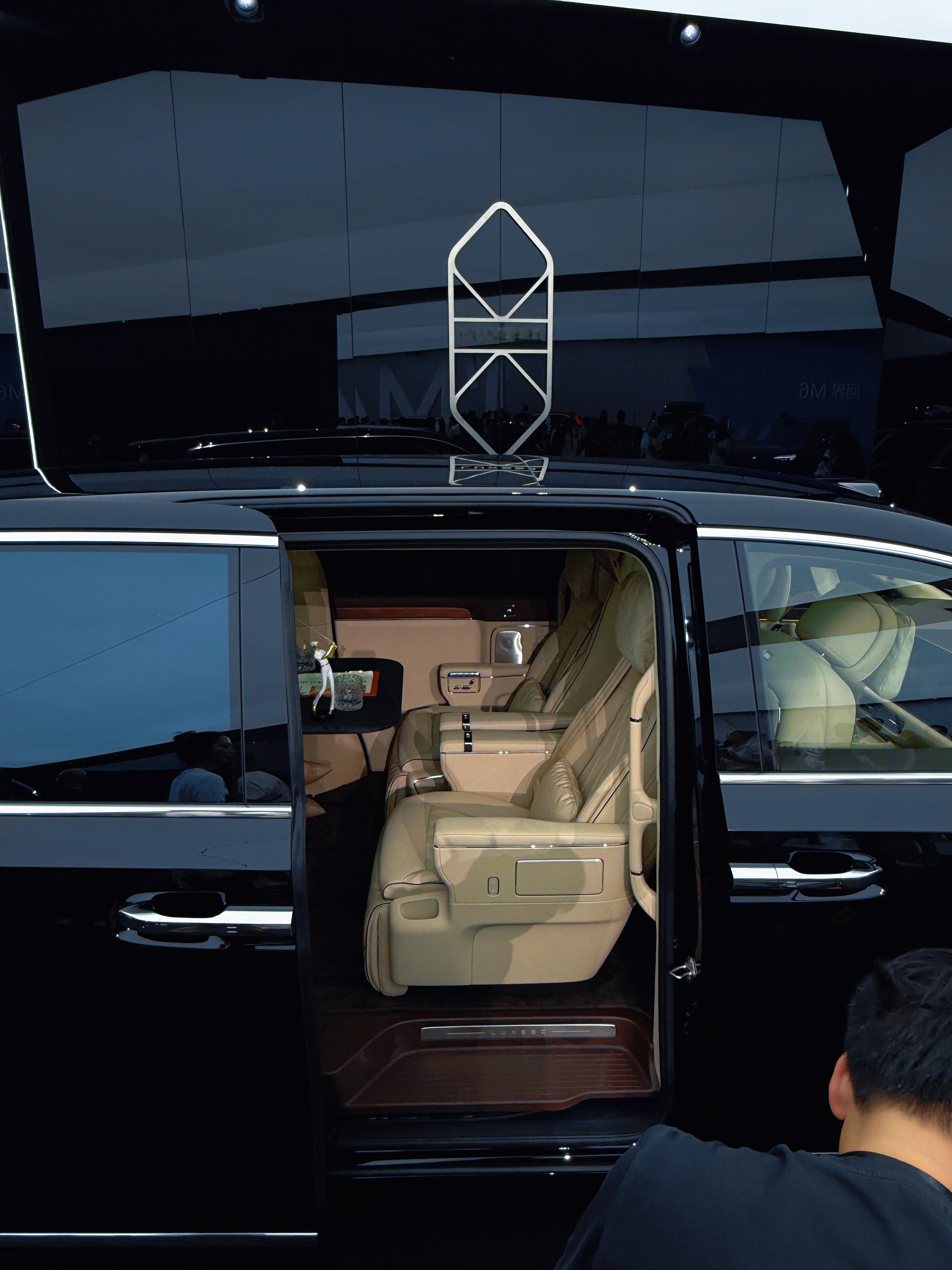 鸿蒙智行首款旗舰MPV智界V9，看完实车太夯了，可旋转的座椅，前排三联屏。几乎满