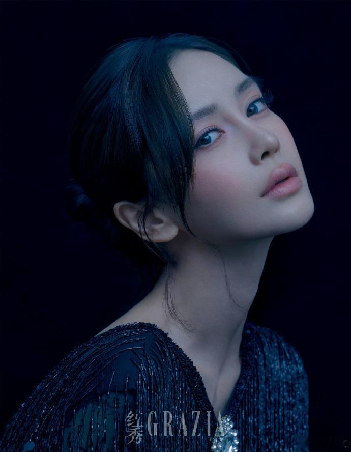 Angelababy暗调羽毛氛围感大片Angelababy油画风复古氛围感