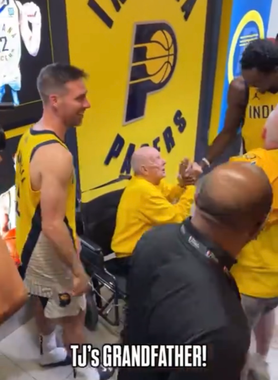 （NBA小人物）老顽童麦康奈尔祖父坐着轮椅一把拽住西亚卡姆：“投他！投他！”